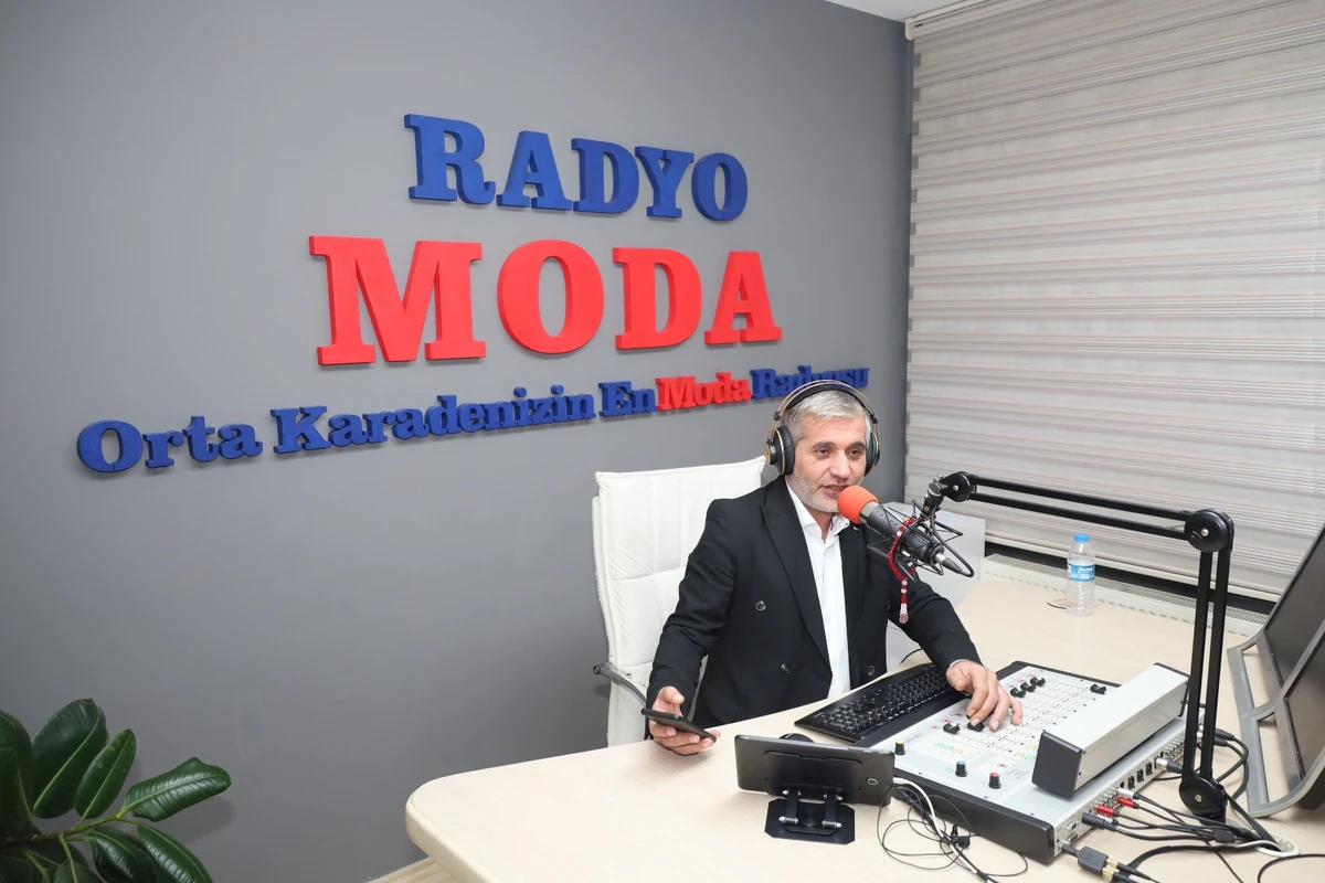 Radyo Moda Canlı Yayın Mikrofonu